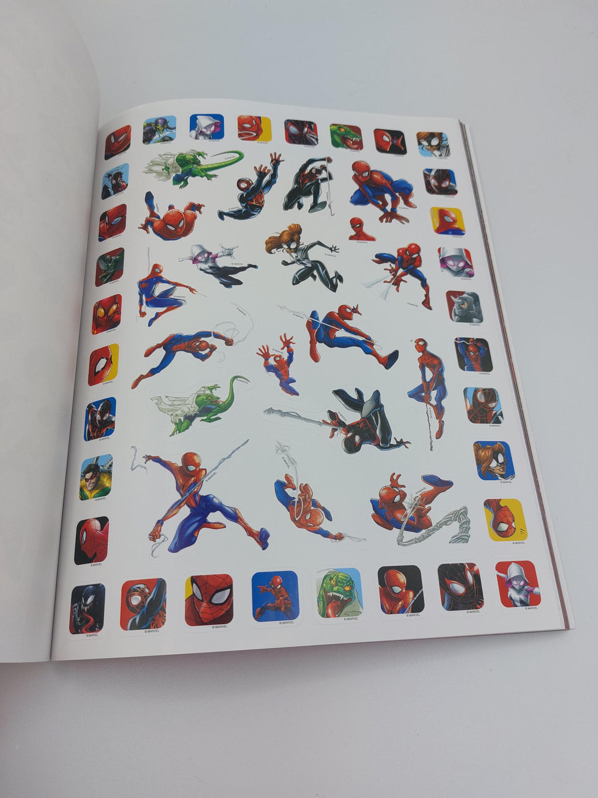 Spiderman 1000 sticker. Tanti giochi e attività