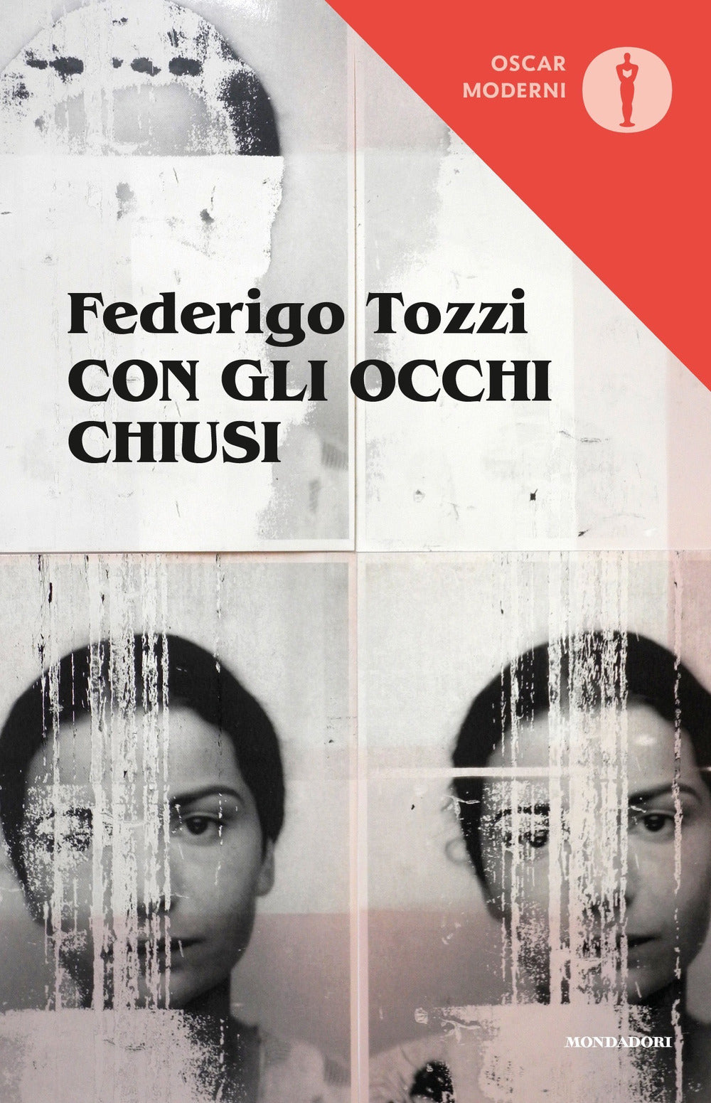 Con gli occhi chiusi.