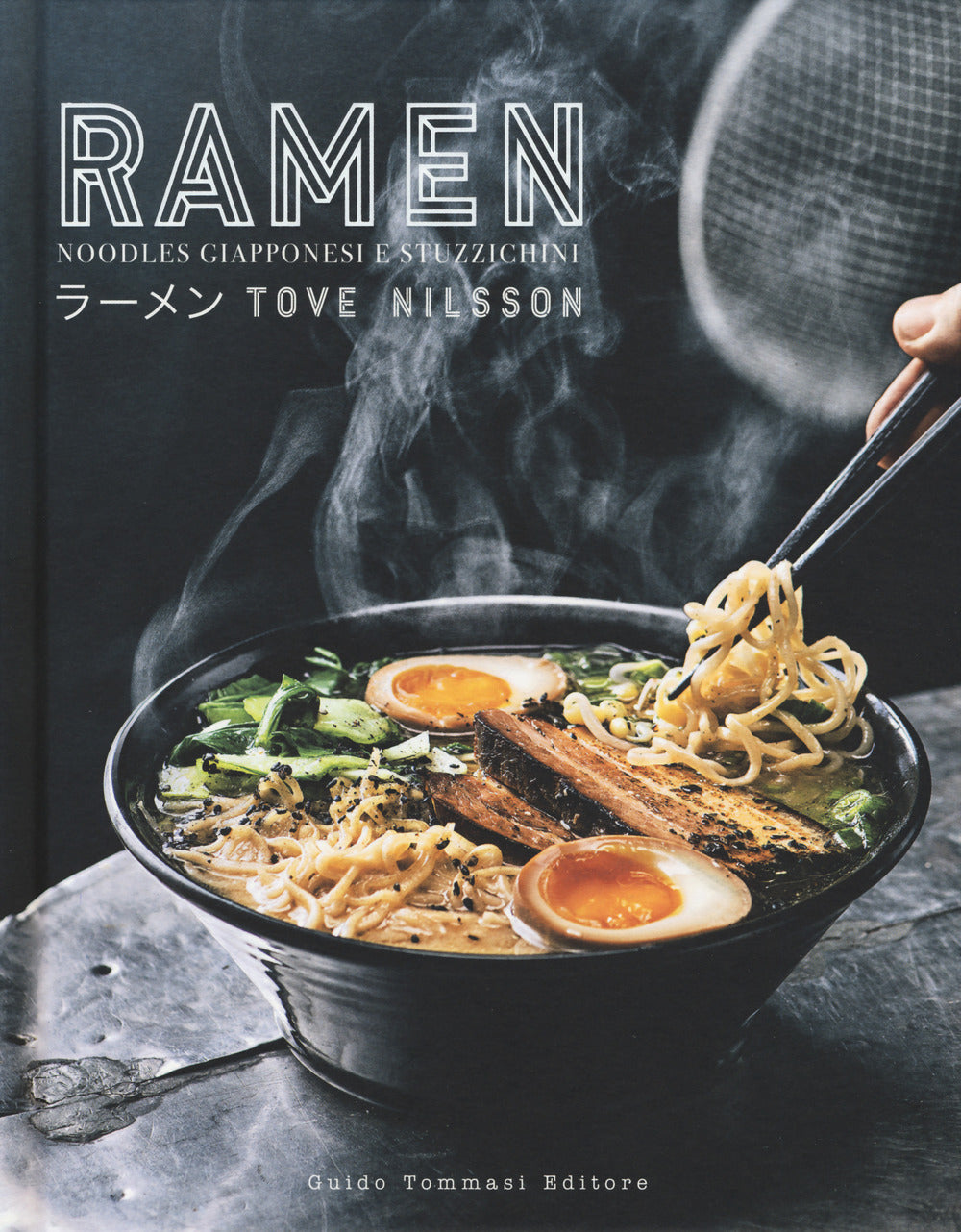 Ramen. Noodles giapponesi e stuzzichini.